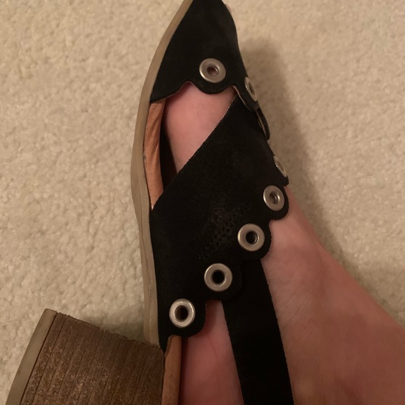 Classy meets edgy and comfort- brand new only worn inside once and I’m a size up - Picture 3 of 5